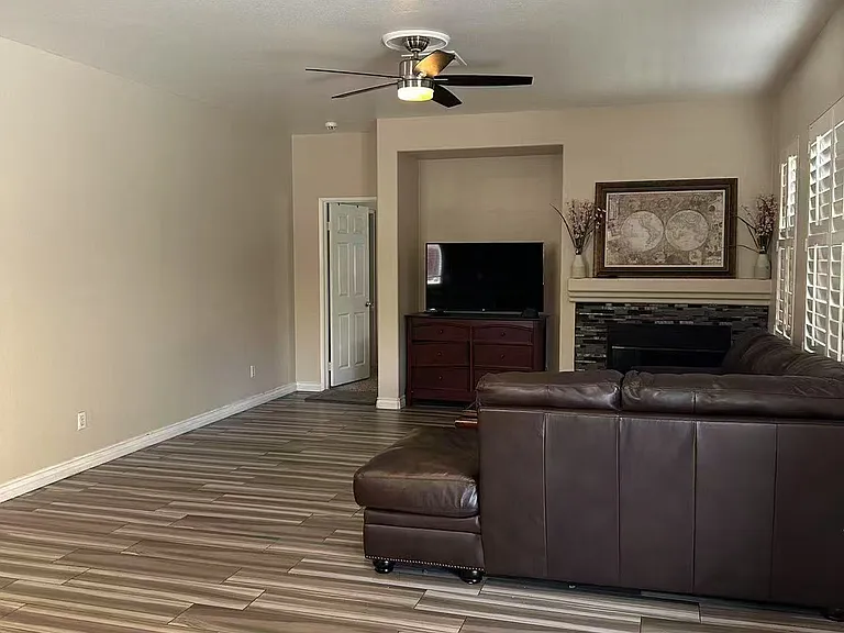 22412 Hawthorn Ave — Photo 5