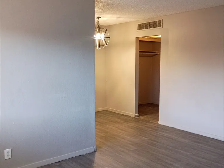 2100 Sunrise Ave #9 — Photo 4