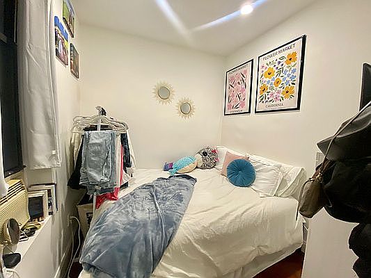 4th image of 256 E 10th St #3U