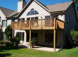 311 Parkview Ct, Hartland, WI 53029