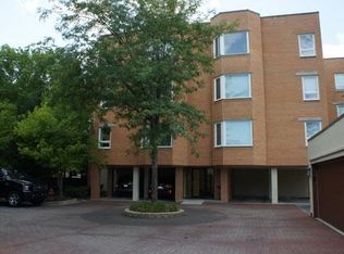 1635 N Milwaukee Ave APT 301, Libertyville, IL 60048