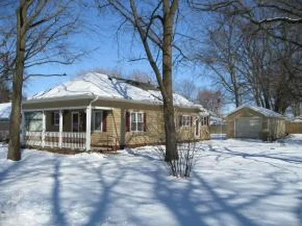 831 19th St, Charleston, IL 61920