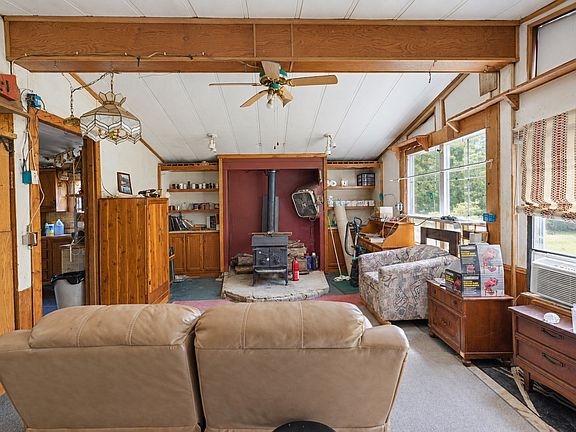 2nd image of 950 Page Brook Rd