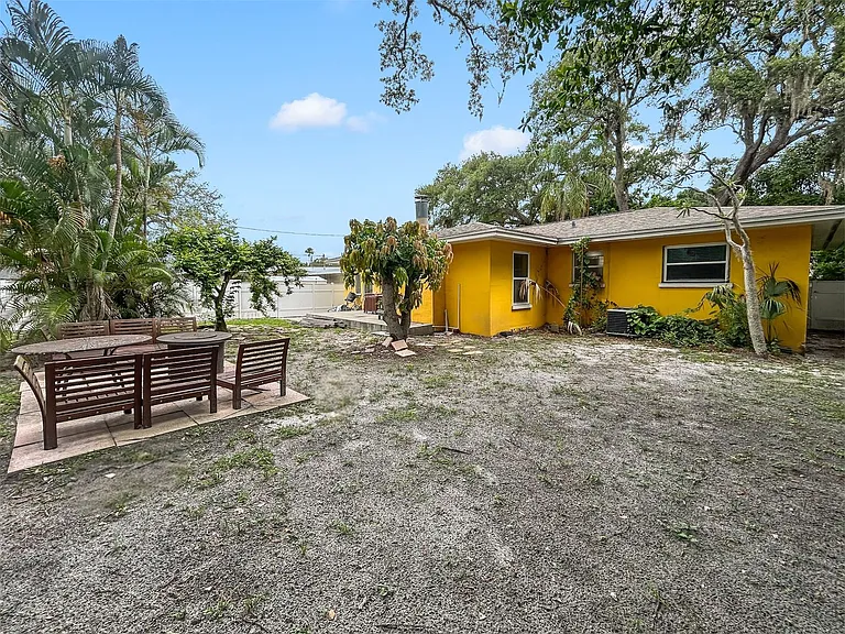 1021 Iroquois St — Photo 18
