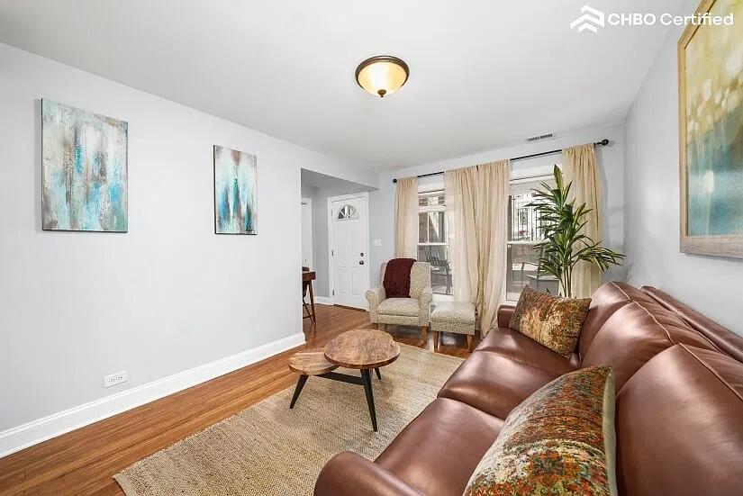 Furnished Garden Apartment with Parking — Photo 3