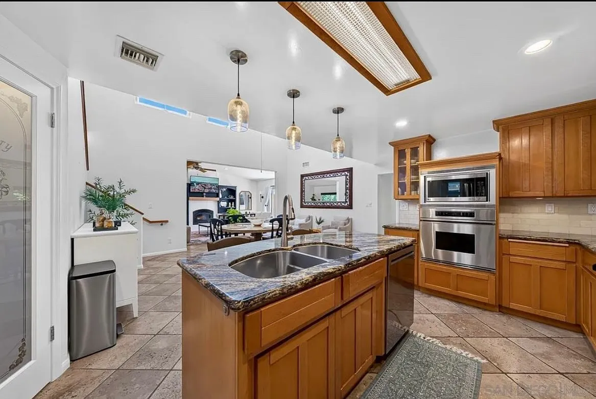 4 bed, 2100 sqft, $5,195 — Photo 4