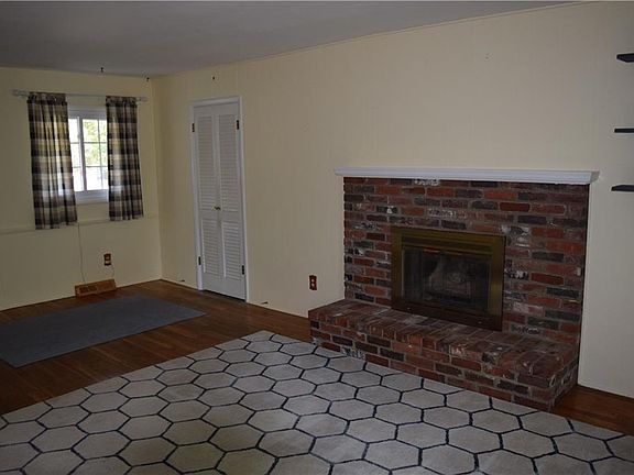 4th image of 421 Ashford Ct