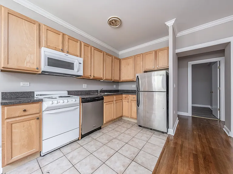 738 w Briar — Photo 18