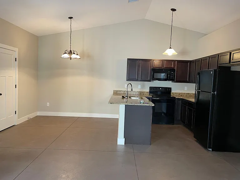 4827 N Hillside Ct — Photo 3