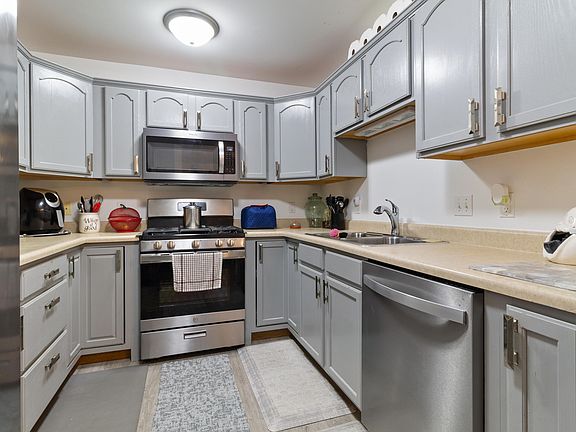 3rd image of 2005 W 75th Pl Unit 23