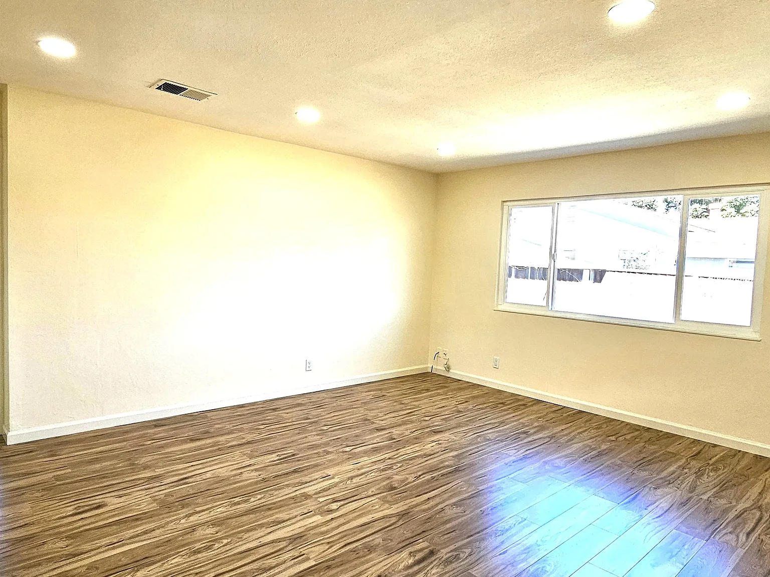 3 bed, 1204 sqft, $4,000 — Photo 4