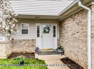19 Lone Oak Way, Eatontown, NJ 07724