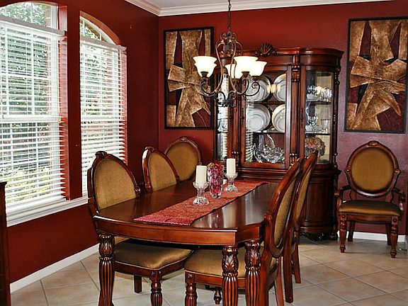 *FORMAL DINING ROOM W/ MODERN FIXTURES & CROWN MOLDING*