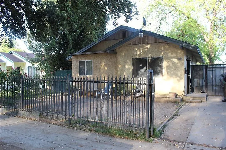 2307 S Lotus Ave photo 1