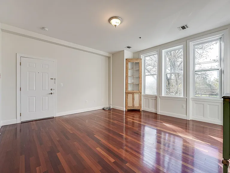 880 Summit Ave #2 — Photo 7