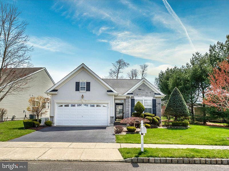 1st image of 18 Wintergreen Dr