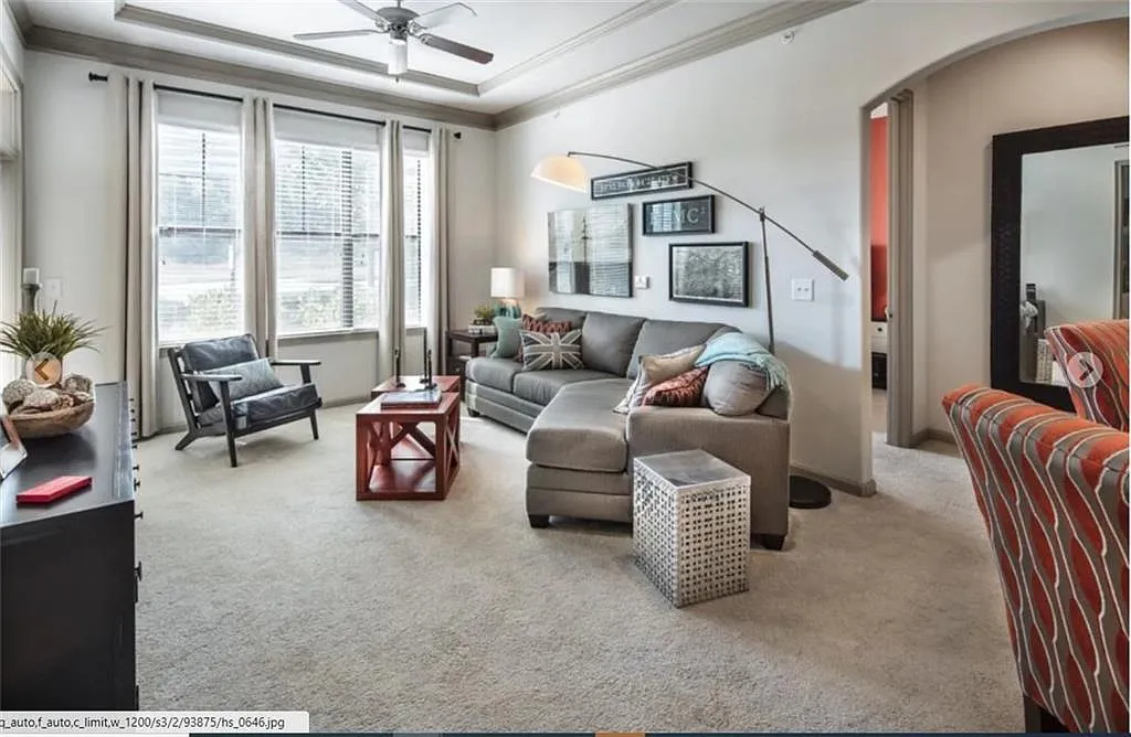 1 bed, 1.0 bath, 802 sqft, $1,692 — Photo 2