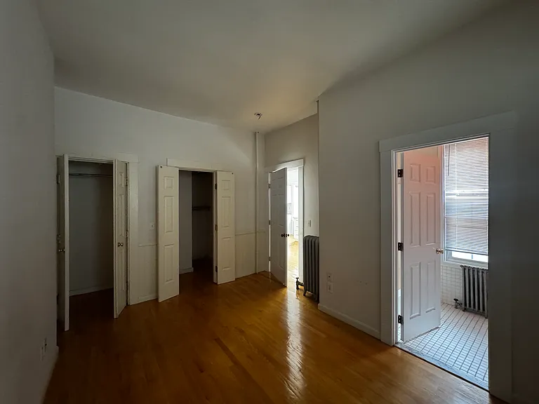 Laurel St — Photo 4