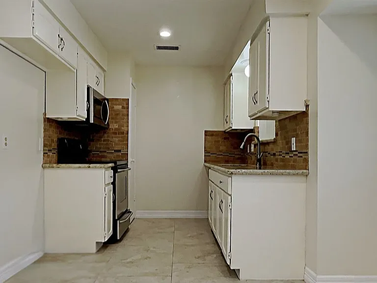 10506 Kirkdale Dr — Photo 2