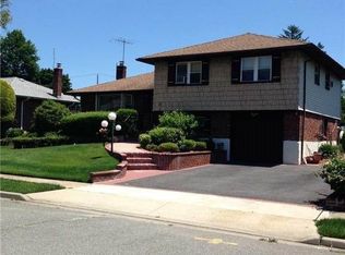 8 Harcourt Rd, Plainview, NY 11803