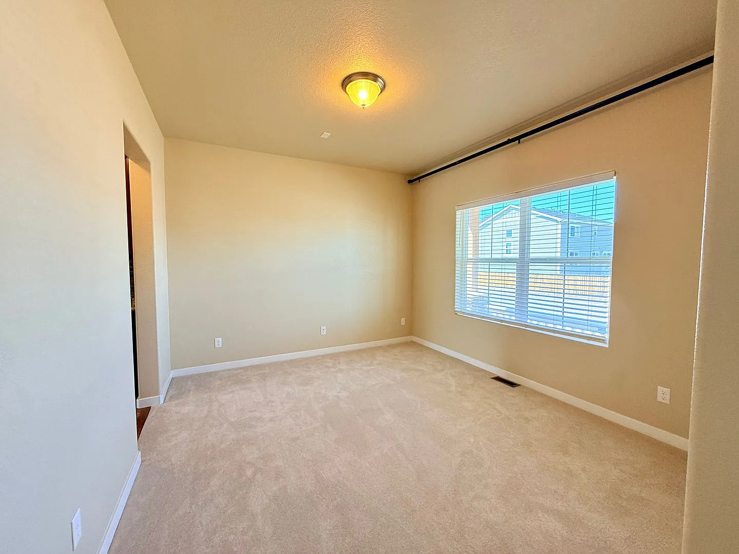 Immaculate 6 Bed, 3.5 Bath Home with Finished Basement & Central A/C — Photo 2