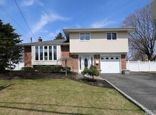 54 Wheatfield Ln, Commack, NY 11725
