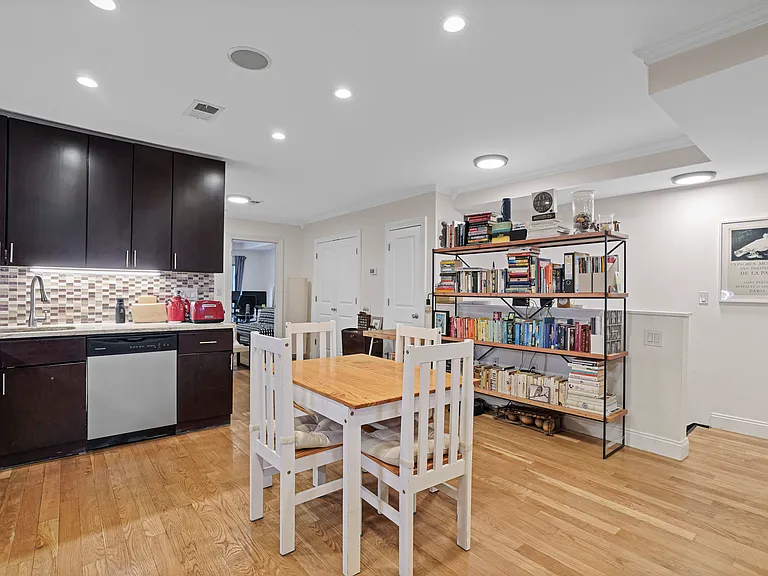 132 De Graw St #1 — Photo 7