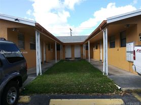 6147 Arthur St, Hollywood, FL