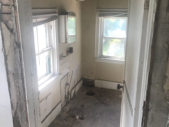 2nd image of 1583 Arlington Ave NW