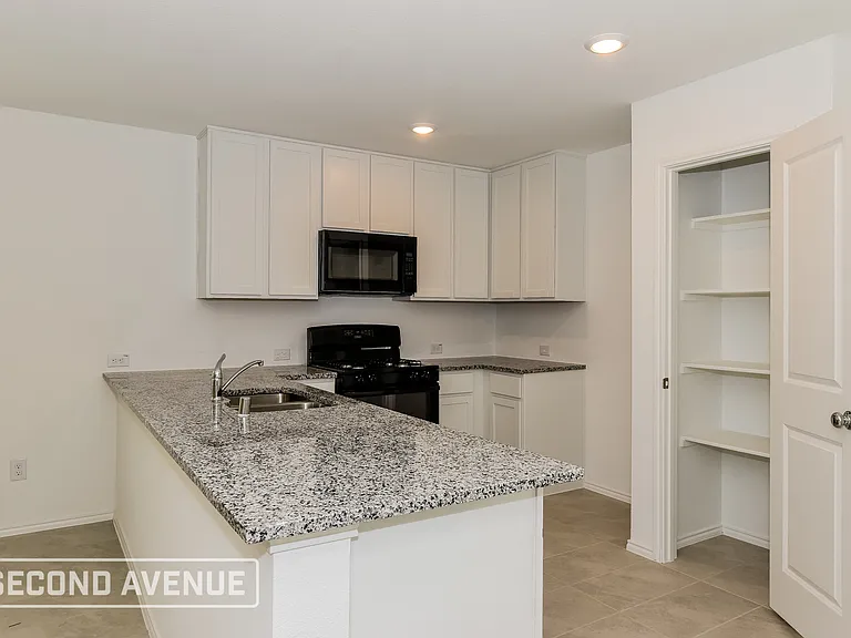 1947 Aves Glen Ln — Photo 3