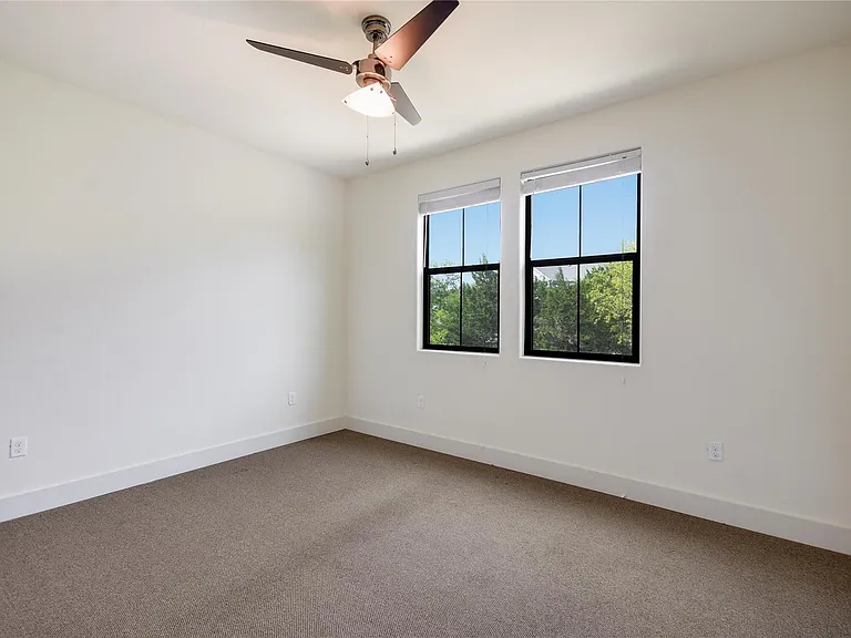 18400 Lakepoint Cv — Photo 31
