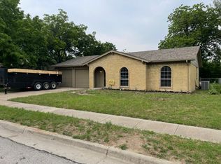 440 NW Jayellen Ave, Burleson, TX 76028