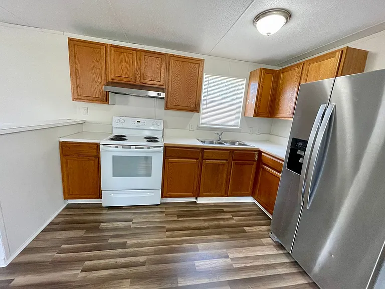 12410 Phillips Ln — Photo 7