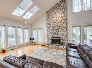 15 Elizabeth Dr, Syosset, NY 11791