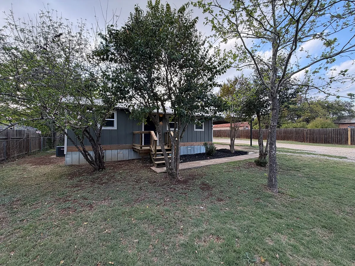 Building Photo - 909 Hackberry St