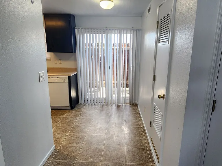 1264 Newlands Dr W — Photo 4