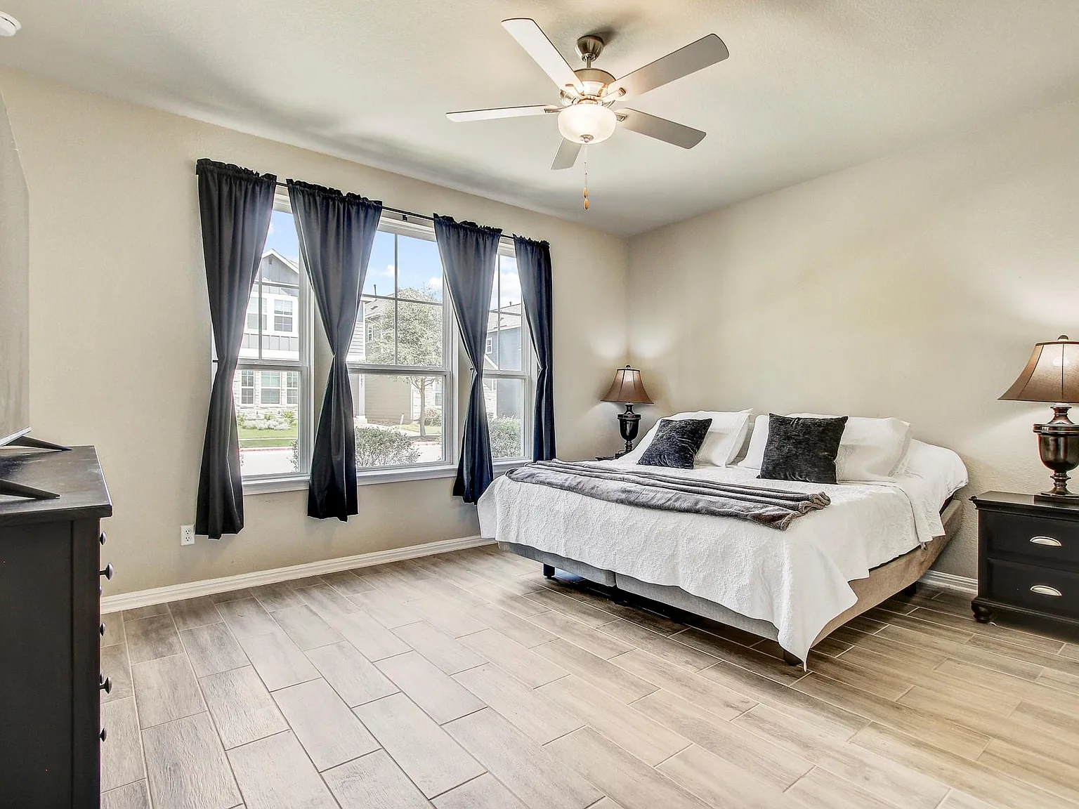 5 bed, 4.5 bath, 2544 sqft, $2,250 — Photo 2