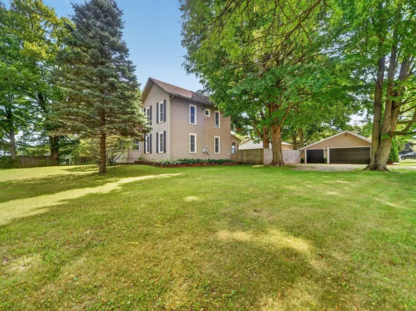 806 Jordan Lake St, Lake Odessa, MI 48849