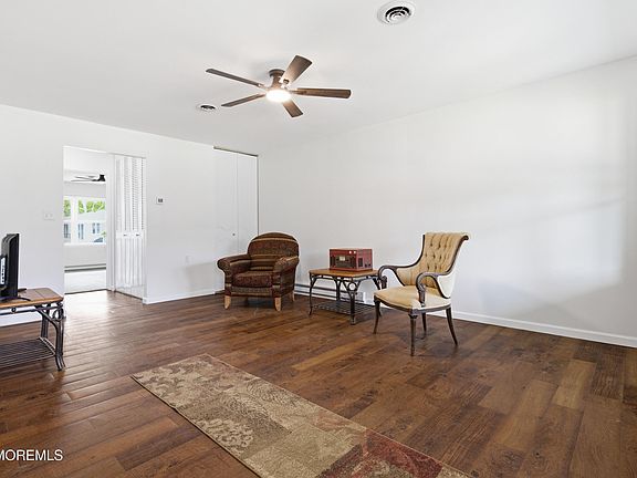 5th image of 881B Balmoral Court