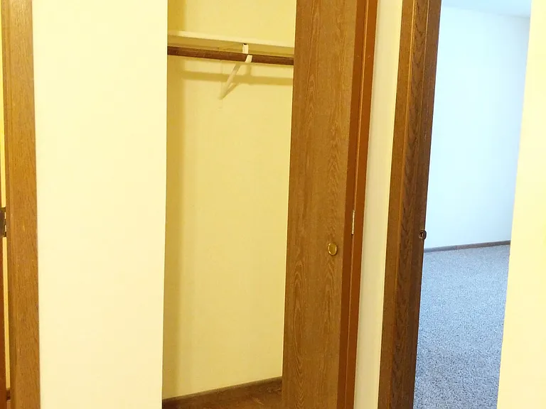 Windsor Crest Apartments — Photo 56