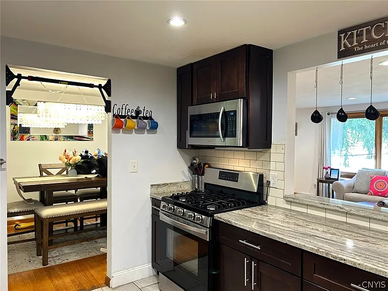 302 Oakridge Dr — Photo 11