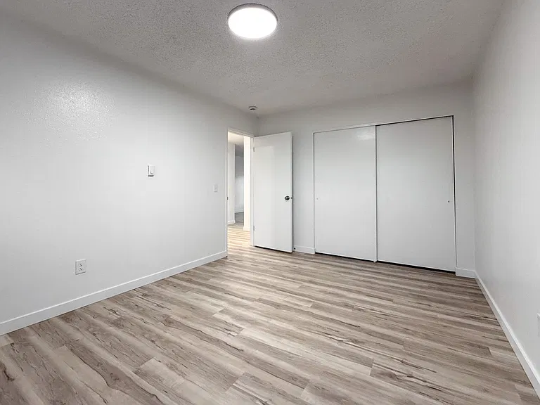 Kathy-Ann Apartments — Photo 52