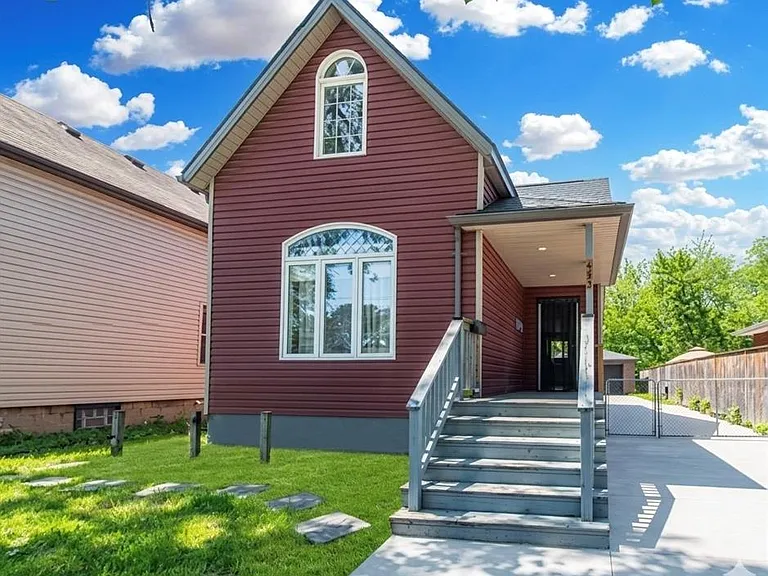 493 Wellington Ave #UPPER — Photo 2