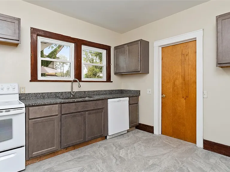 19 Genesee Park Blvd — Photo 26