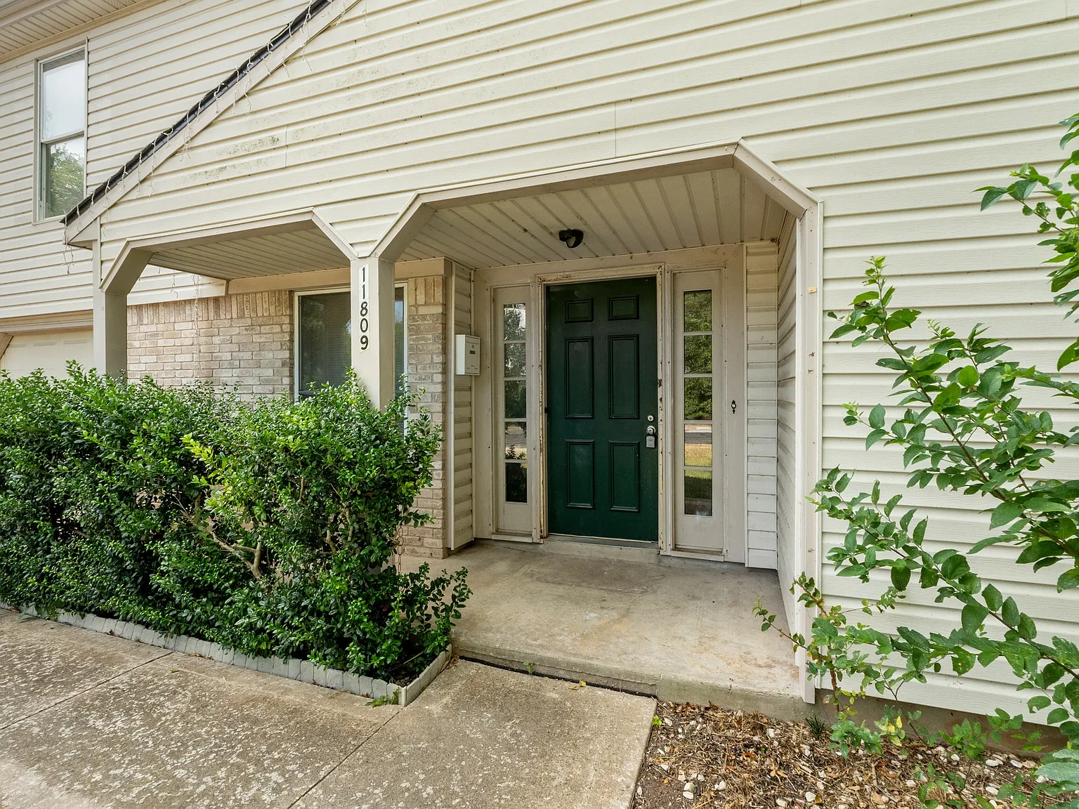 4 bed, 2.5 bath, 2359 sqft, $2,235 — Photo 4