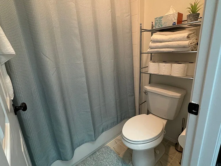 Upstairs Jack and Jill Full Bathroom