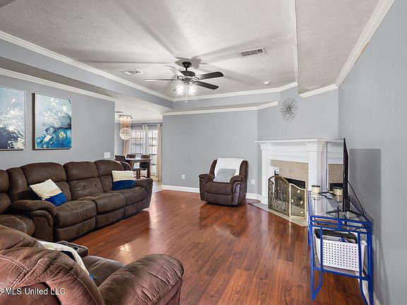 4th image of 405 Edgewater Branch Dr