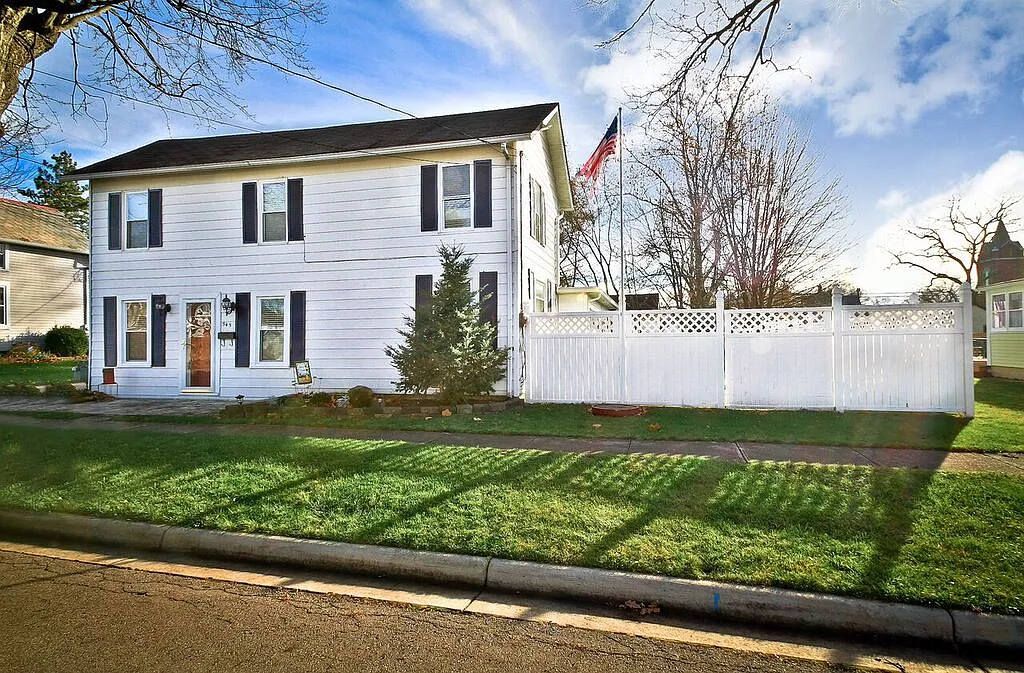 545 Elm St photo 1