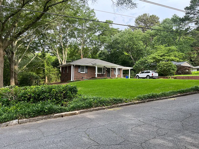 1552 Berkeley Ln — Photo 10