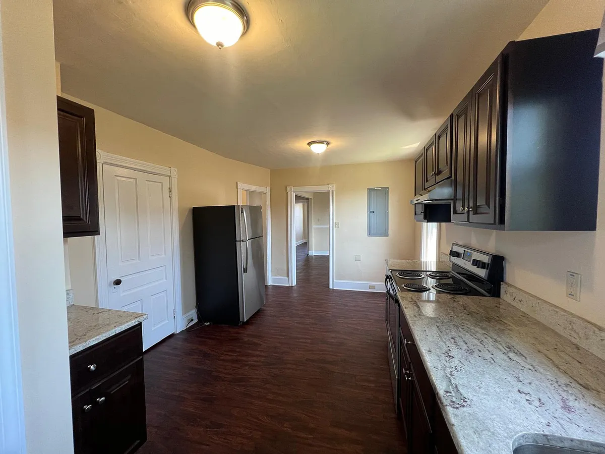 Building Photo - 548 Broad St #2